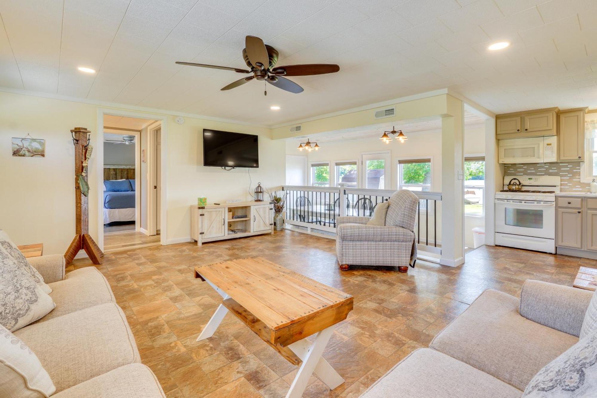 Howe Retreat With Fire Pit And Private Boat Dock! Extérieur photo